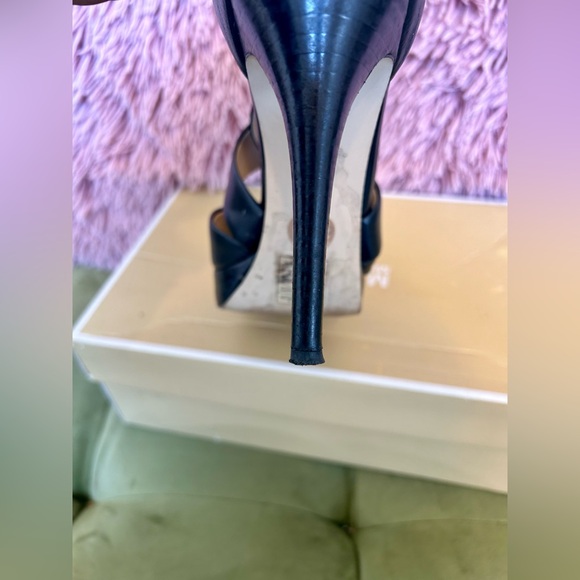 Michael Kors: Black Cross Strap Sandal. Women’s size 7M - Picture 9 of 10